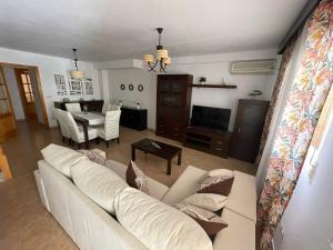 阿桂拉斯Casa Moraira的客厅配有白色的沙发和桌子