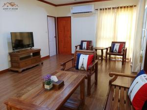 梅尔皮姆Sand-D House Pool Villa A13 at Rock Garden Beach Resort Rayong的客厅配有木制家具和平面电视