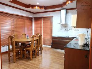 梅尔皮姆Sand-D House Pool Villa A13 at Rock Garden Beach Resort Rayong的厨房配有木桌和椅子