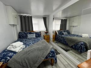 伯明翰Dream Ensuite Rooms的一间卧室配有两张床和镜子