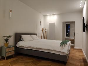 赫拉尔兹贝亨Fáilte Muur的一间卧室设有一张大床和一个窗户。