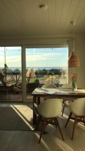 卡拉约基SunBeach Apartment with seaview and sauna的一间带桌椅和大窗户的用餐室