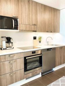 卡拉约基SunBeach Apartment with seaview and sauna的厨房配有不锈钢烤箱和水槽