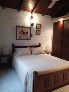 圣克拉拉德尔马尔康普莱约克拉拉旅馆的一间卧室配有一张带白色床单的大床