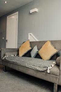 哈德斯菲尔德Dealhouse-Apartments 5的客厅配有带枕头的沙发。