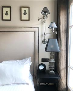 巴黎Hotel Saint-Louis en L'Isle - Notre-Dame的一间卧室,配有一张床和床头灯