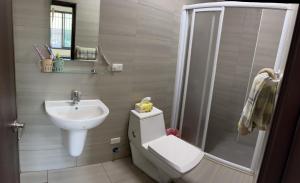 Xihu大富住宿的带淋浴、卫生间和盥洗盆的浴室