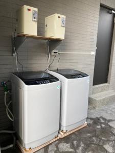 Xihu大富住宿的两台加热器坐在墙上