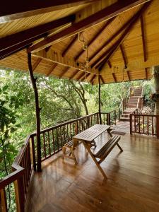 米瑞莎Cinnamon View Lodge Mirissa的木甲板上设有野餐桌和楼梯