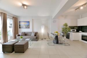 雅典Alekos Apartments 1 Νetflix的客厅配有沙发和桌子