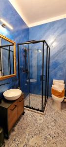 锡比乌Paradiso Perduto Private Apartment by Weinkeller的带淋浴、盥洗盆和卫生间的浴室