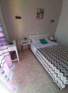 斯卡拉拉乔伊多卡斯旅馆的一间卧室配有一张大床和一张桌子