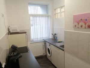 科隆Apartment Cologne的厨房配有洗衣机和窗户。