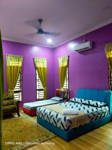 Kampung RajaTeratak Ammara Homestay Besut with private pool的一间卧室设有两张床和紫色墙壁