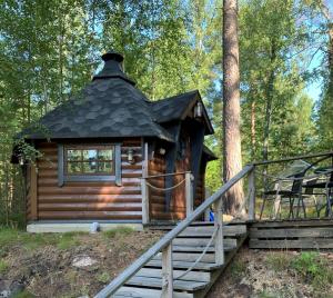 SiltakyläVänvik Pyhtää的树林中的小屋,有楼梯通往