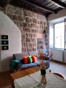 维泰博La Casina Nel Borgo 2的客厅配有沙发和桌子