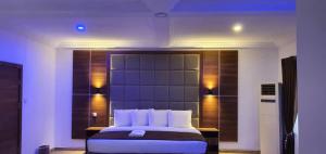 伊凯贾Presken Hotel (Reliance)的一间卧室配有一张大床和灯光