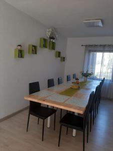 科雷尼察Holiday home Ivano的用餐室配有大型木桌和椅子
