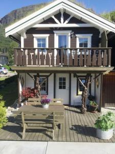 InnfjordenFjordgaestehaus的一座带甲板和长凳的小房子