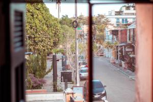 瓜拉米兰加Pousada Cogumelos的从窗户可欣赏到城市街道的景色