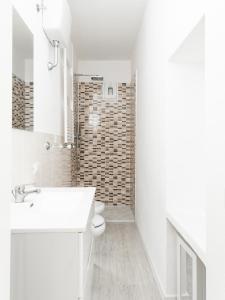 维科皮萨诺Villa Liliana - Large Private House in Vicopisano的白色的浴室设有水槽和卫生间。