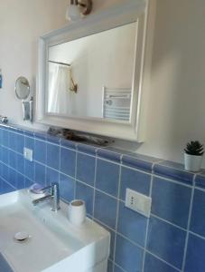 皮昂比诺La Casa di Nemo的一间带水槽和镜子的浴室