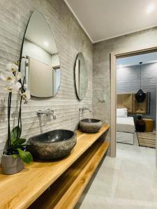 斯卡拉伯塔麦斯Soho Exclusive Suites的浴室设有2个水槽和镜子