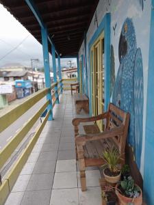 帕拉蒂Girassol Hostel by Katita的一座带长椅和墙上绘画的建筑