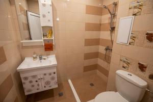普罗夫迪夫Your place的浴室配有卫生间、盥洗盆和淋浴。