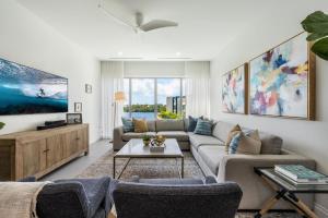Upper LandCayman Luxury Rentals at One Canal Point的客厅配有沙发和桌子