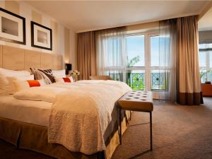 黑灵斯多夫欧斯特布里克塔德酒店的一间卧室设有一张大床和一个大窗户