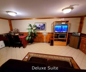 多伦多A Stunning Chalet Style Home的带电视的客厅和用餐室