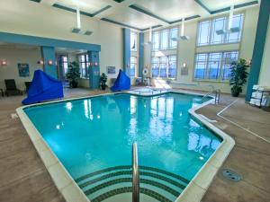 克莱顿1000群岛港口酒店的蓝色的大游泳池,位于酒店客房内