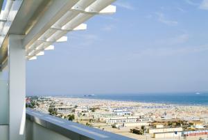 里米尼俱乐部酒店的从大楼的阳台上可欣赏到海滩景色