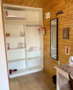 乌鲁比西Aconchego do Sereno Exclusive Chales的客房内的冰箱装有白色架子