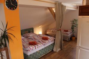 橙色阁楼公寓客房内的一张或多张床位