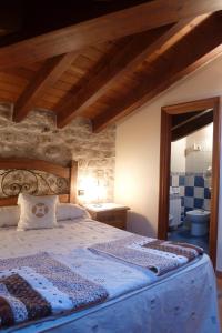 桑托多明戈德锡洛斯Hotel Rural Villa de Silos的一间卧室,卧室内配有一张大床