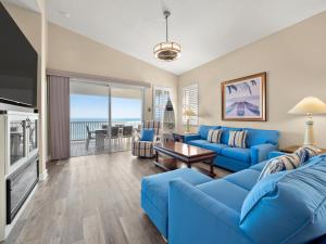 棕榈海岸665 Cinnamon Beach的客厅配有蓝色的家具,享有海景。