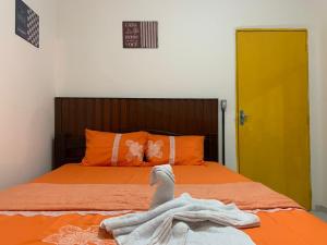 累西腓Pousada 461的一间卧室配有一张床,床上有毛巾
