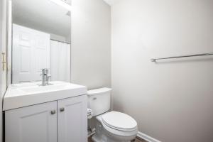 庞特韦德拉Ponte Vedra Colony Circle 75, 2 Bedrooms, Sleeps 4的白色的浴室设有卫生间和水槽。