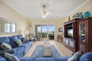 棕榈海岸442 Cinnamon Beach, 3 Bedroom, Sleeps 8, Ocean View, 2 Pools, Pet Friendly的客厅配有蓝色的沙发和电视