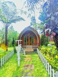 巴图Pagupon Camp Syariah的花园中的小房子