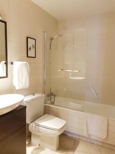 马略卡岛帕尔马Rambla - Palma center的浴室配有卫生间、淋浴和盥洗盆。