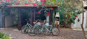 乌巴图巴Casa Alma Zen - Hostel Boutique & Bistrô Ubatuba的四辆自行车停在一座鲜花盛开的建筑前