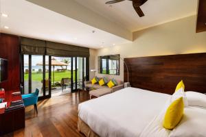 肯克拉The Fortress Resort & Spa的一间卧室设有一张床和一间客厅。