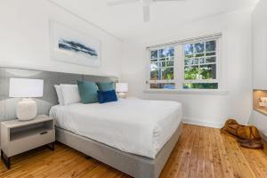 悉尼Mulwarree Avenue Apartments by Urban Rest的一间卧室设有一张大床和两个窗户。