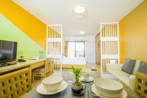 曼谷Sitara Place Serviced Apartment & Hotel的客厅拥有黄色和绿色的墙壁