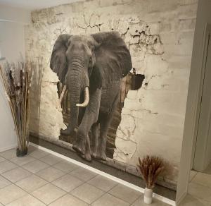 SamingAm Wildbach bei Passau的墙上一幅大象的画