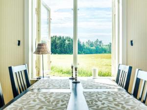 FlenHoliday home FLEN III的一张餐桌,享有大窗户的景色