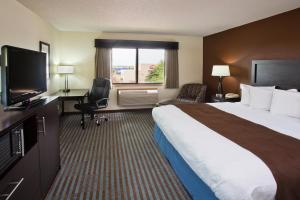 林垦林肯北阿美瑞辛酒店的一间酒店客房,配有一张大床和一台平面电视